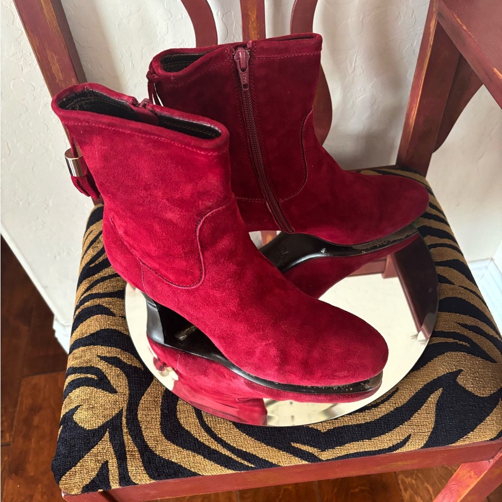 AGL Elegant made in Italy Size 39 Red Suede Ankle Boots in Berry. Side zipper